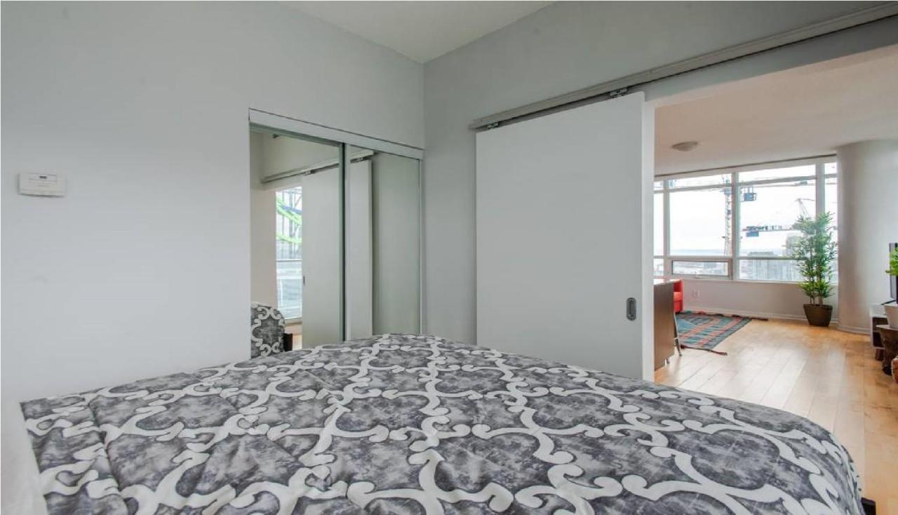 Toronto Downtown Core Two Bedroom Condo With Cn Tower View, Free Parking Εξωτερικό φωτογραφία